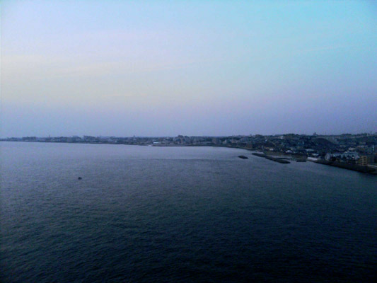 ���A���Ε��ʁB�^�񒆂����肪�����w���ӂł���