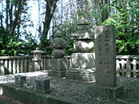 毛利輝元夫妻の墓